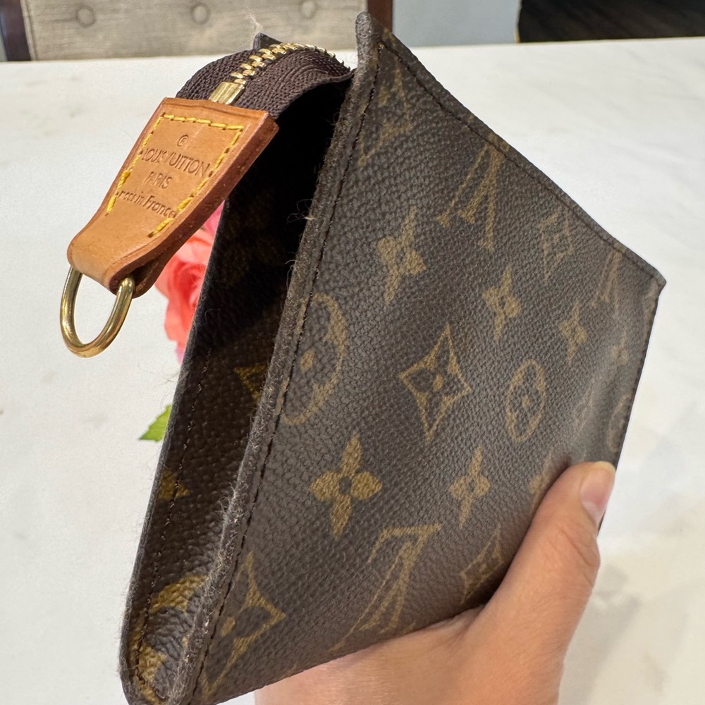 Authentic Louis Vuitton pouch - Picture 5 of 9